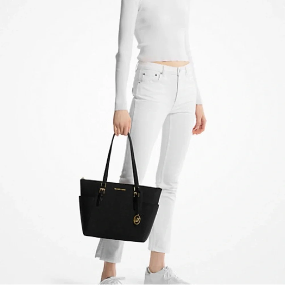 Michael Kors
Charlotte Large Saffiano Leather Top-Zip Tote Bag used - Picture 3 of 6